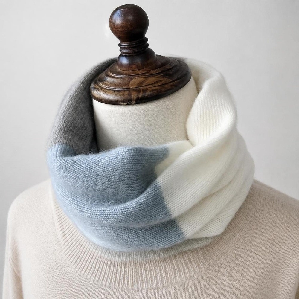 Infinity Scarf Knit - ソフトな配色、無限に広がるデザインのスカーフ。防風性があり、伸縮性のある素材で、暖かく肌触りの良い裏地が付いたネックウォーマー。秋・冬に最適。